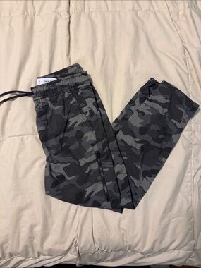 Old Navy Tech Tapper Black & Gray Camo Jogger Pants